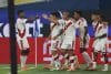 El jugador de Perú Alex Valera (C) celebra el 1-1 con sus compañeros durante el amistoso que han jugado Rusia y Perú en San Petersbugo, Rusia.EFE/EPA/ANATOLY MALTSEV

