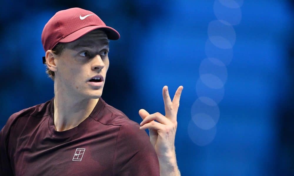 El italiano Jannik Sinner doblegó este lunes en dos sets, por 7-5 y 6-1, al canadiense Félix Auger-Aliassime en la segunda jornada de las Finales ATP. EFE/EPA/Alessandro Di Marco