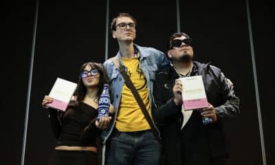 El periodista y escritor argentino Pablito Wilson (c), posa junto a los cantantes mexicanos Cachirula (i), y Loojan durante el conversatorio Flow-Fest como fenómeno cultural realizado este viernes, en la Ciudad de México (México). EFE/José Méndez