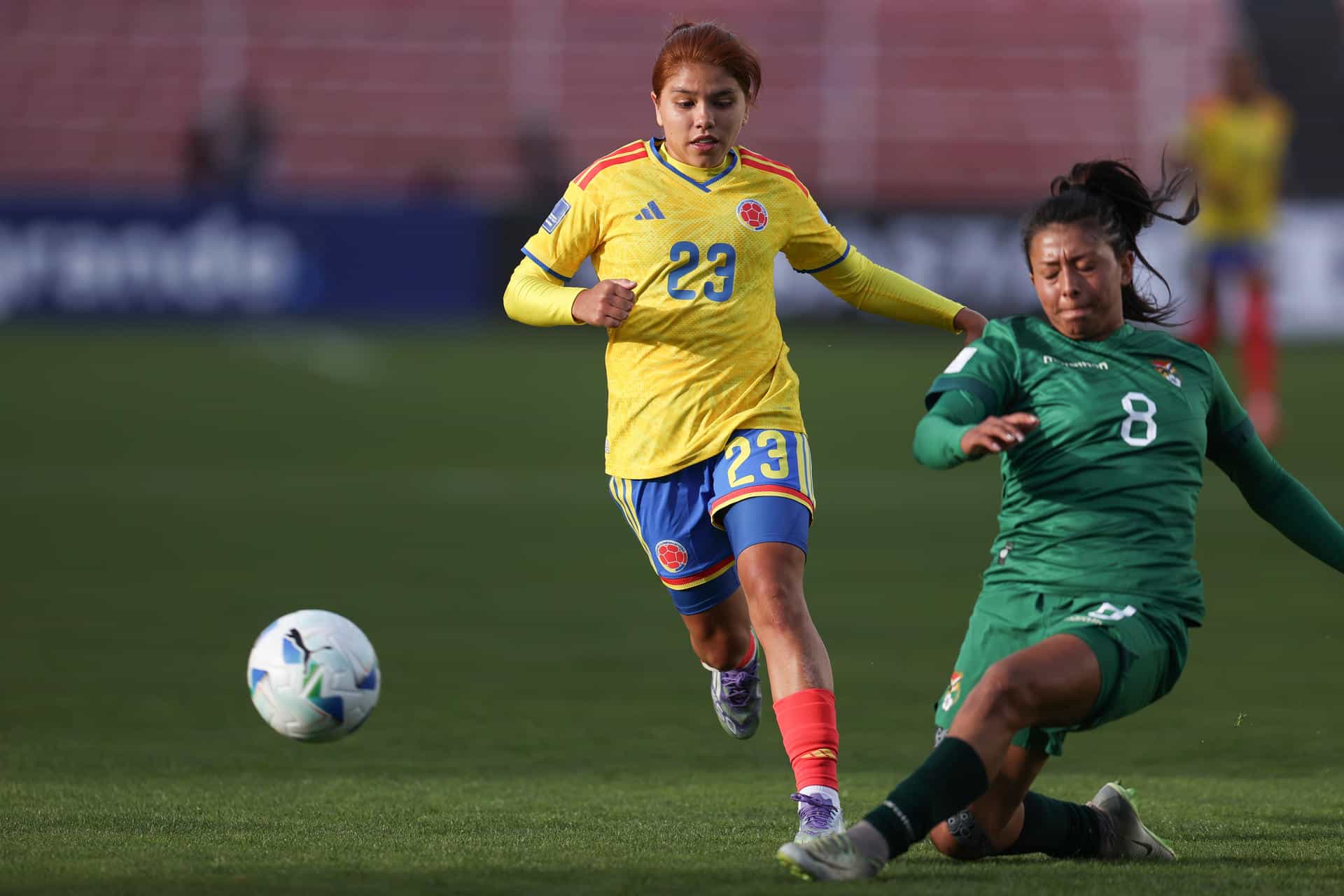 Ruth Soliz (d), de Bolivia, disputa el balón con Marcela Restrepo, de Colombia, en un partido de la Liga de Naciones Femenina entre Bolivia y Colombia en el estadio Hernando Siles, en La Paz (Bolivia). EFE/ Luis Gandarillas