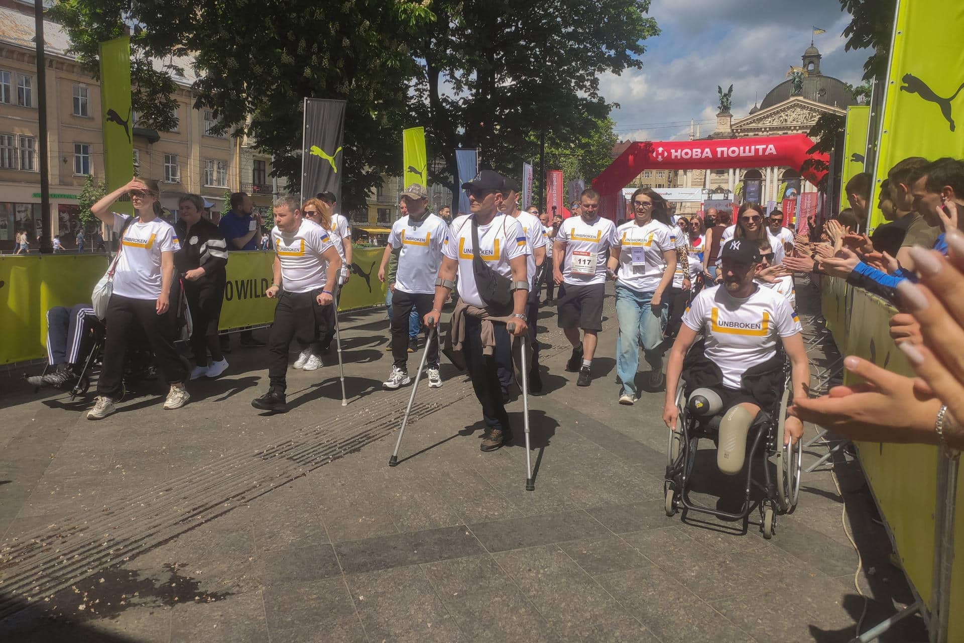 FOTO ARCHIVO. Soldados ucranianos que sufrido amputaciones en la guerra en la media maratón de Leópolis, que sirvió para recaudar fondos que ayuden a estos veteranos a rehabilitarse en esta ciudad del oeste de Ucrania. En Leópolis, centro logístico y ciudad refugio en la retaguardia de Ucrania, persiste la determinación de resistir a la invasión rusa mientras toda la atención se dirige a apoyar a sus soldados en el frente, así como a los veteranos y sus familias.EFE/ Rostyslav Averchuk
