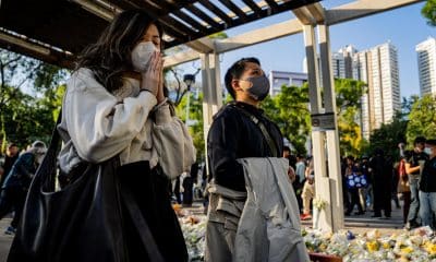 Personas rezan por las víctimas del incendio en el complejo residencial Wang Fuk Court en el distrito de Tai Po en Hong Kong, China, 29 de noviembre de 2025. Las autoridades informaron este sábado de que 144 personas inicialmente dadas por desaparecidas han sido localizadas ilesas, mientras que alrededor de 150 continúan sin poder ser contactadas. EFE/EPA/LEUNG MAN HEI