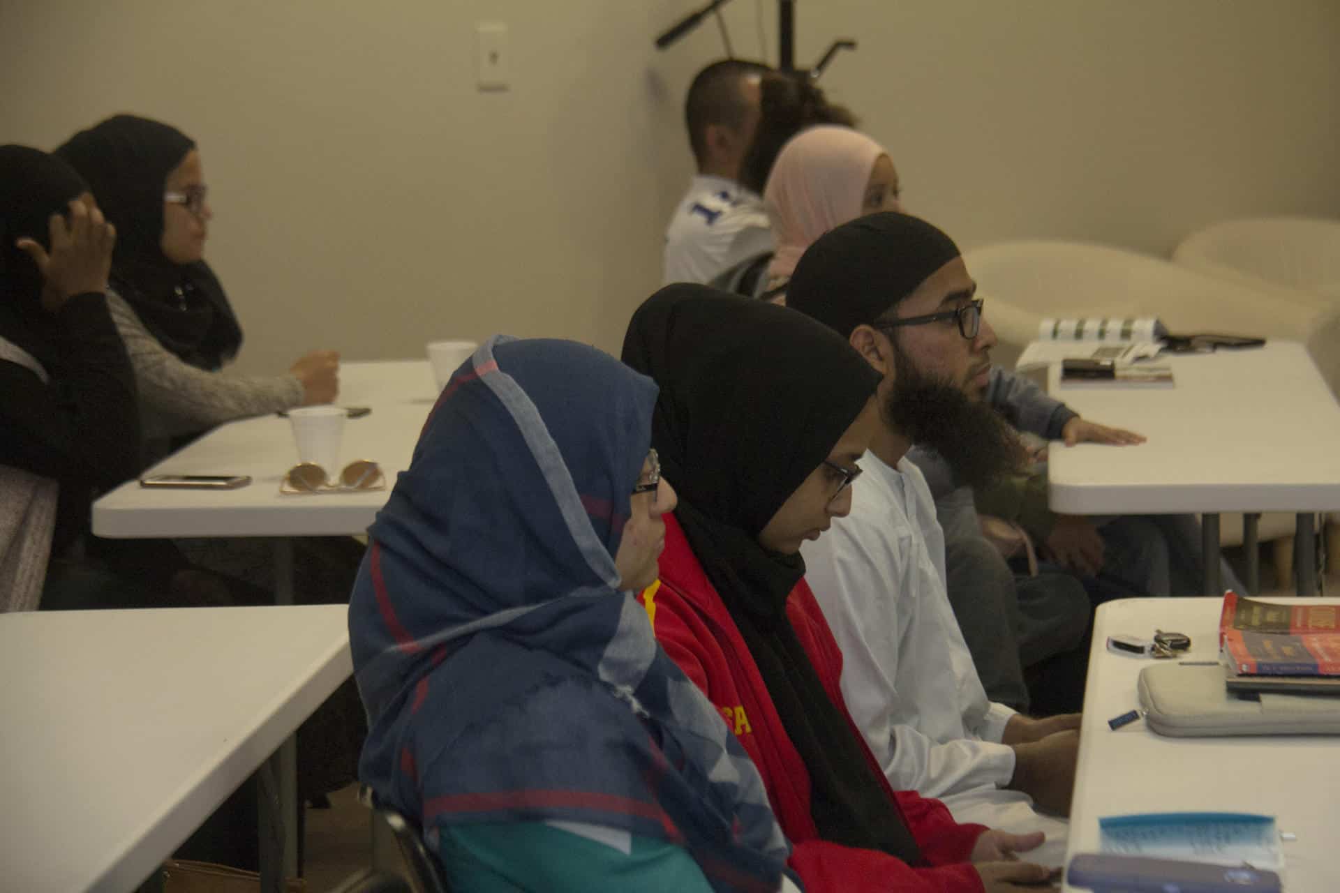 Un grupo de musulmanes escuchan uno de los sermones que se llevan a cabo en el centro islámico "Islam in Spanish", ubicado en Houston (Texas). Imagen de archivo. EFE/ALICIA PEREZ