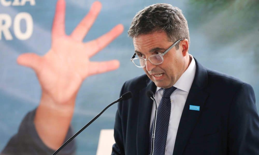 El representante de UNICEF Perú, Javier Álvarez, habla durante un encuentro sobre las prioridades de la niñez en las elecciones generales de Perú este martes, en Lima (Perú). EFE/Paolo Aguilar