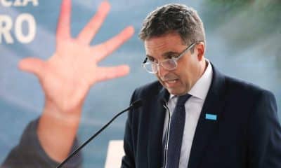 El representante de UNICEF Perú, Javier Álvarez, habla durante un encuentro sobre las prioridades de la niñez en las elecciones generales de Perú este martes, en Lima (Perú). EFE/Paolo Aguilar