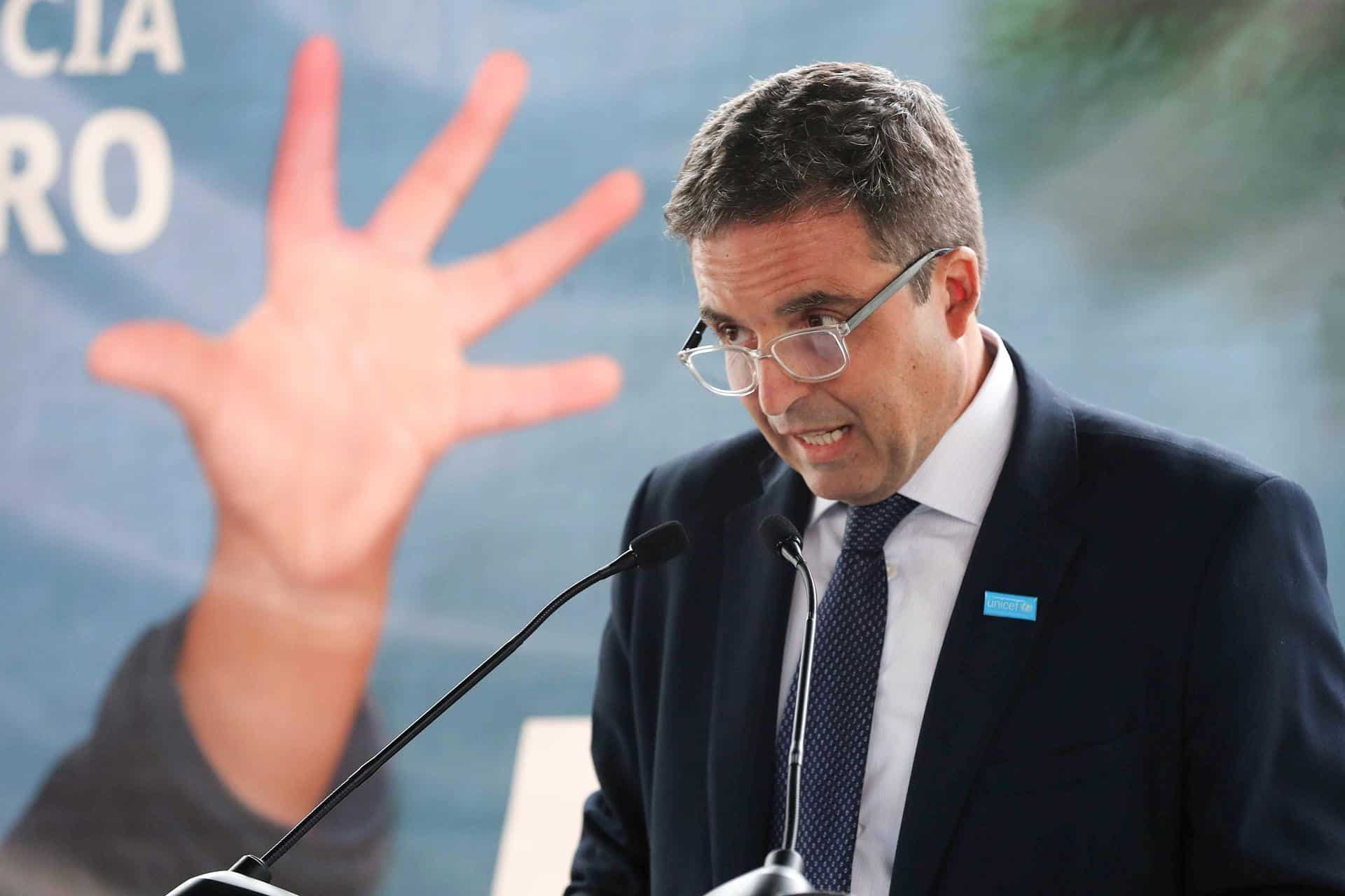 El representante de UNICEF Perú, Javier Álvarez, habla durante un encuentro sobre las prioridades de la niñez en las elecciones generales de Perú este martes, en Lima (Perú). EFE/Paolo Aguilar