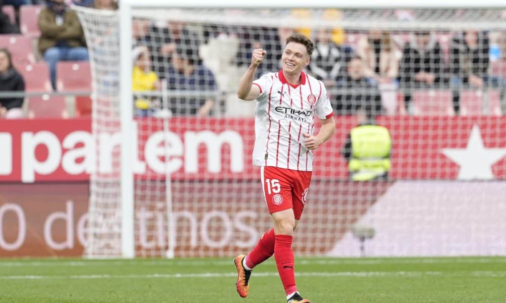 El delantero ucraniano del Girona Viktor Tsygankov celebra el gol conseguido durante el partido de Liga contra el Alavés, en el estadio municipal de Montilivi. EFE/David Borrat.