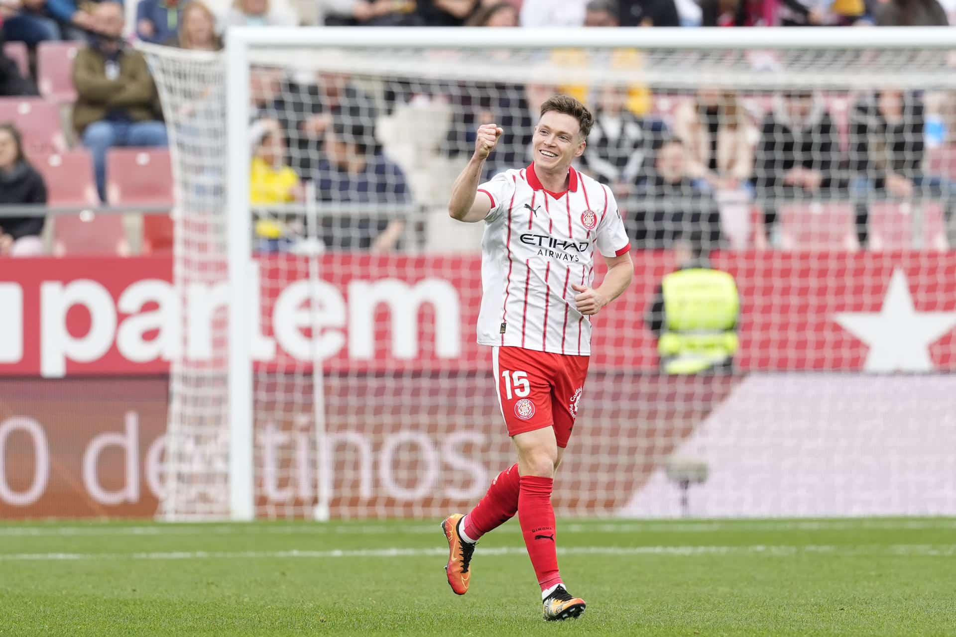 El delantero ucraniano del Girona Viktor Tsygankov celebra el gol conseguido durante el partido de Liga contra el Alavés, en el estadio municipal de Montilivi. EFE/David Borrat.