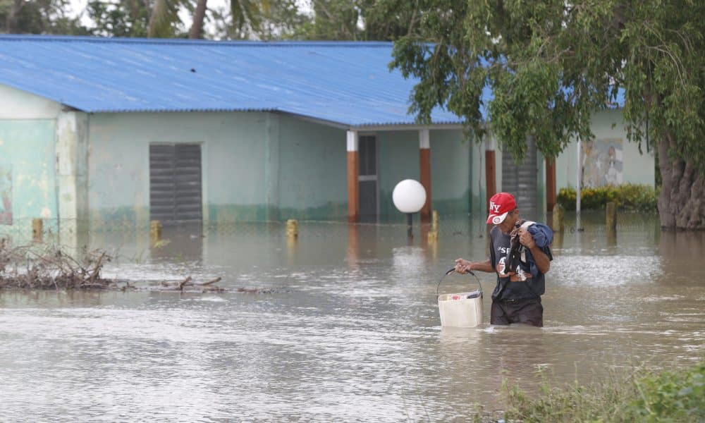 Fotografía del 31 de octubre de 2025 de una persona caminando frente a una casa inundada, en Cauto Cristo (Cuba). EFE/ Ernesto Mastrascusa