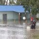 Fotografía del 31 de octubre de 2025 de una persona caminando frente a una casa inundada, en Cauto Cristo (Cuba). EFE/ Ernesto Mastrascusa