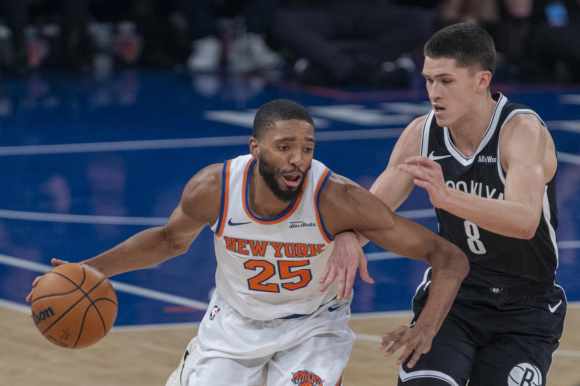 Mikal Bridges, de los Knicks, disputa el balón con Egor Demin, de los Nets, en un partido de la NBA entre los New York Knicks y los Brooklyn Nets en el Madison Square Garden en nueva York (EE.UU.). EFE/Ángel Colmenares