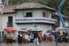 Personas caminan frente al Museo de la Independencia Casa del Florero este 6 de noviembre de 2025, en Bogotá (Colombia). EFE/ Mauricio Dueñas Castañeda