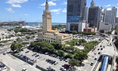 Fotografía que muestra la Torre de la Libertad junto a zonas de estacionamiento en Miami (Estados Unidos). EFE/Alberto Boal