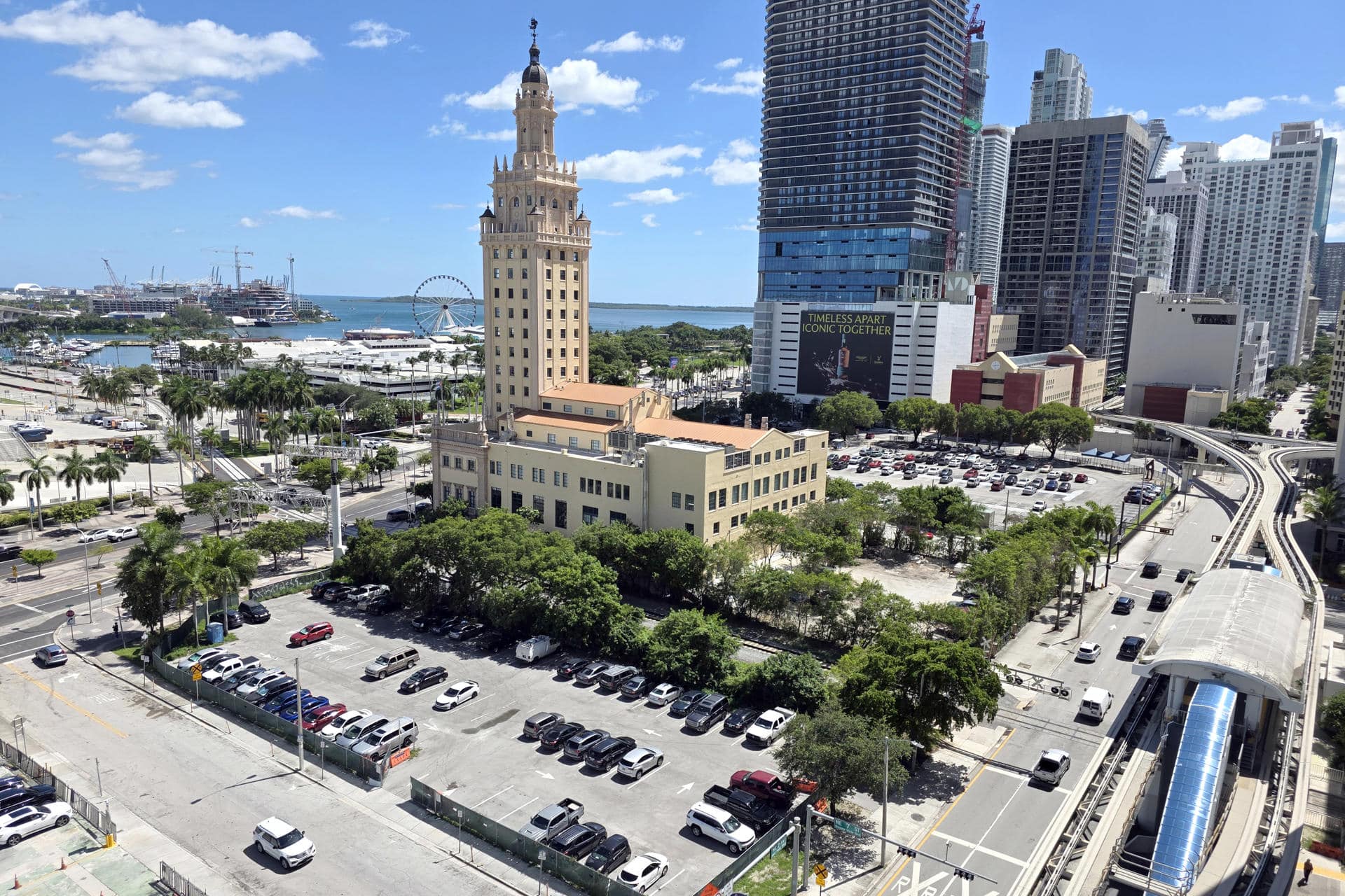 Fotografía que muestra la Torre de la Libertad junto a zonas de estacionamiento en Miami (Estados Unidos). EFE/Alberto Boal