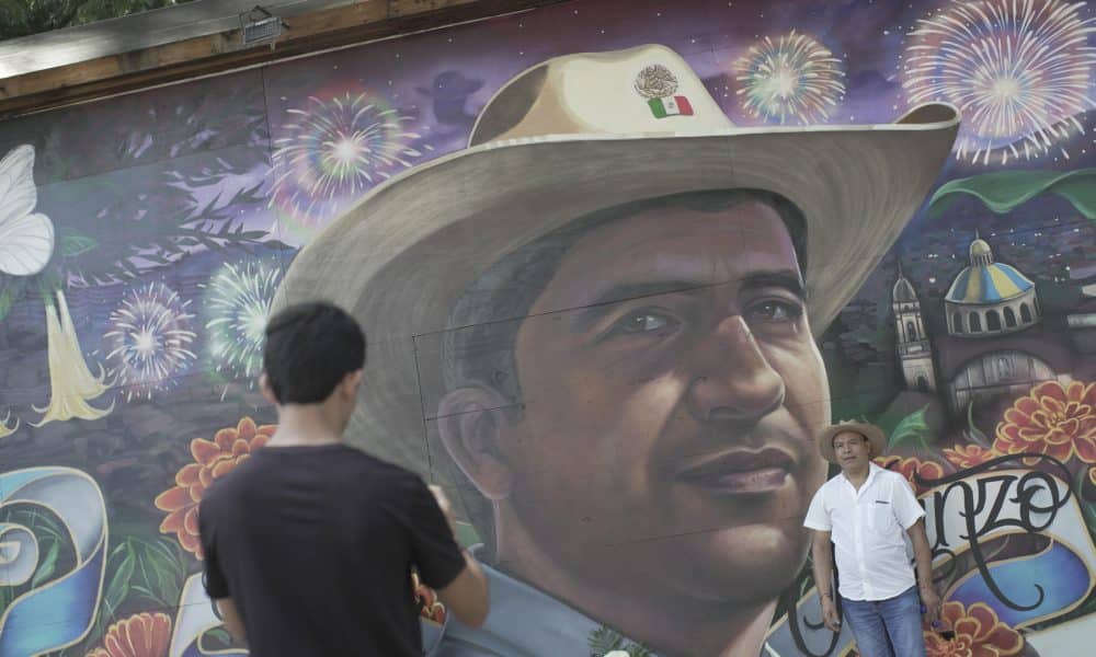 Una persona se toma una fotografía el viernes en el mural en memoria del alcalde de la localidad Carlos Manzo, realizado en el Parque Nacional de Uruapan, en el estado de Michoacán (México). EFE/ Iván Villanueva