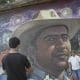 Una persona se toma una fotografía el viernes en el mural en memoria del alcalde de la localidad Carlos Manzo, realizado en el Parque Nacional de Uruapan, en el estado de Michoacán (México). EFE/ Iván Villanueva