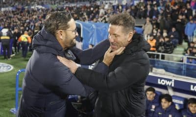 El entrenador del Atlético de Madrid Diego Pablo Simeone (d), saluda a José Bordalás, del Getafe, antes del comienzo del partido de Liga que disputan Getafe y Atlético de Madrid este domingo en el estadio Coliseo. EFE/Sergio Pérez