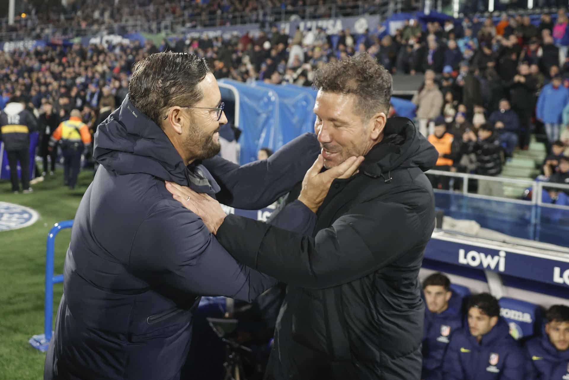 El entrenador del Atlético de Madrid Diego Pablo Simeone (d), saluda a José Bordalás, del Getafe, antes del comienzo del partido de Liga que disputan Getafe y Atlético de Madrid este domingo en el estadio Coliseo. EFE/Sergio Pérez
