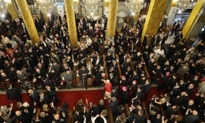 El papa León XIV (C) llega a la Catedral del Espíritu Santo, en Estambul, Turquía, el 28 de noviembre de 2025. EFE/EPA/TOLGA BOZOGLU
