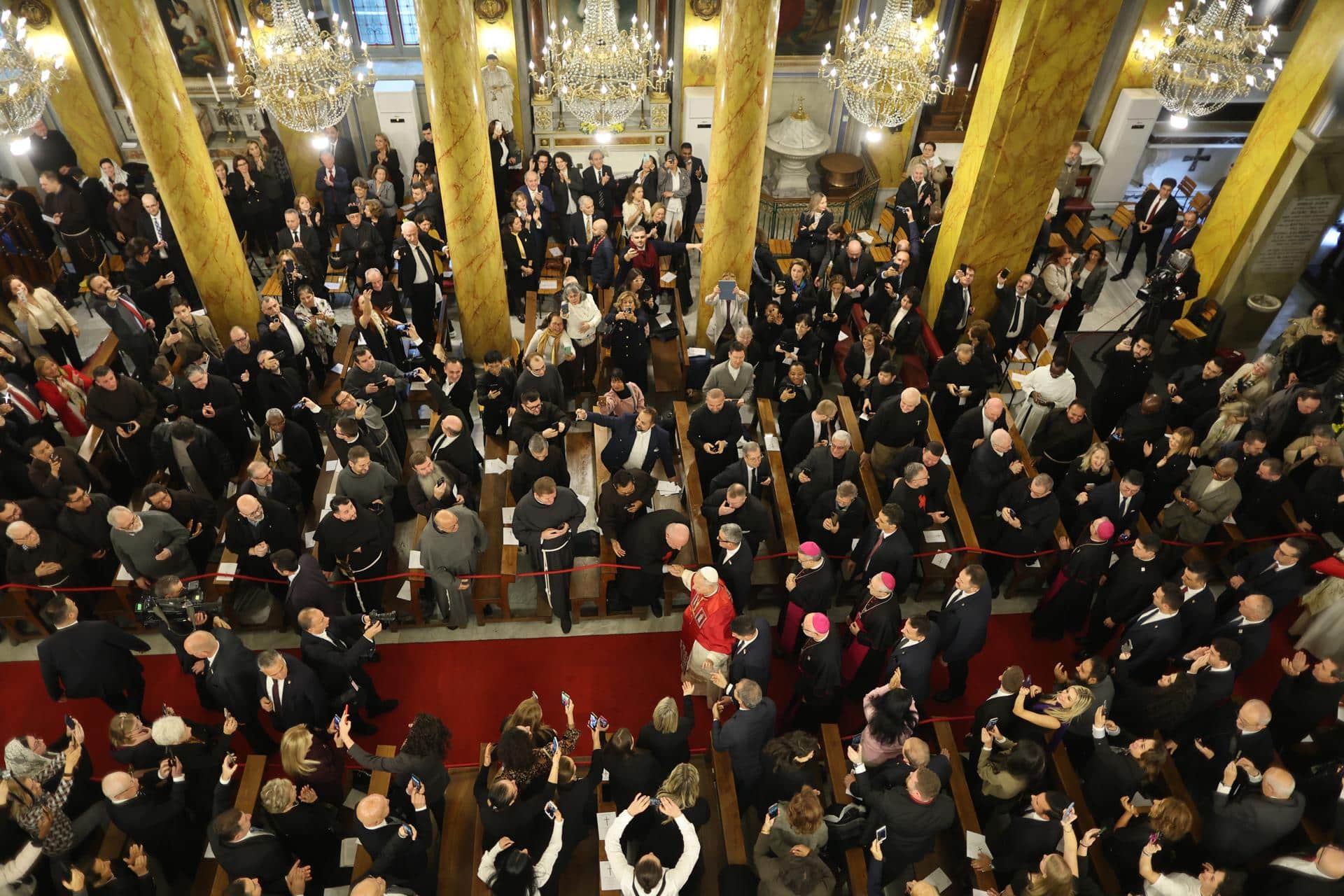 El papa León XIV (C) llega a la Catedral del Espíritu Santo, en Estambul, Turquía, el 28 de noviembre de 2025. EFE/EPA/TOLGA BOZOGLU