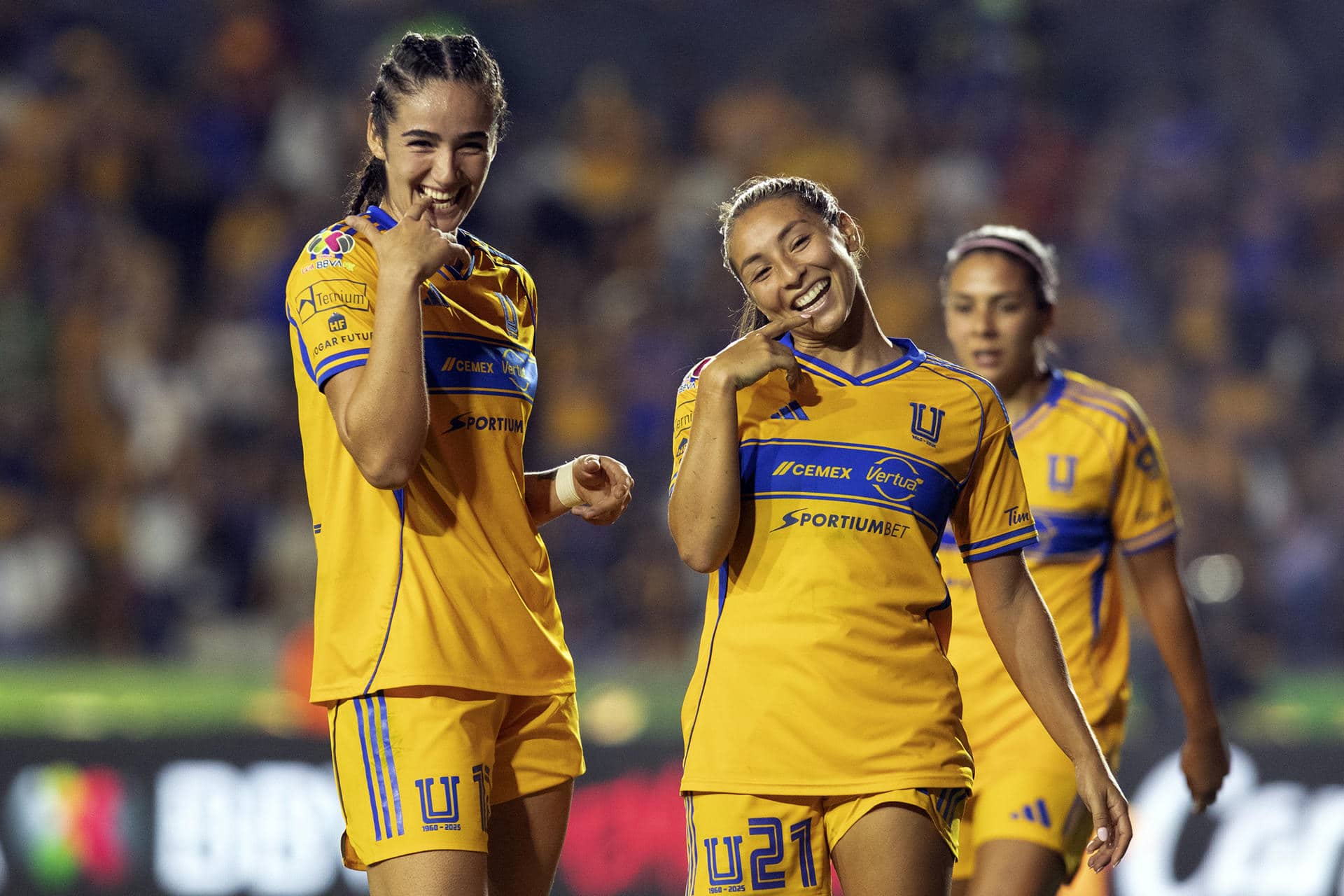 Diana Ordoñez (i) y Barbara Olivieri (d) de Tigres celebran un gol en un partido de las semifinales del torneo Apertura 2025 de la Liga MX Femenil entre Tigres y Cruz Azul en el estadio Universitario, en San Nicolás de los Garza, Nuevo León (México). EFE/ Antonio Ojeda