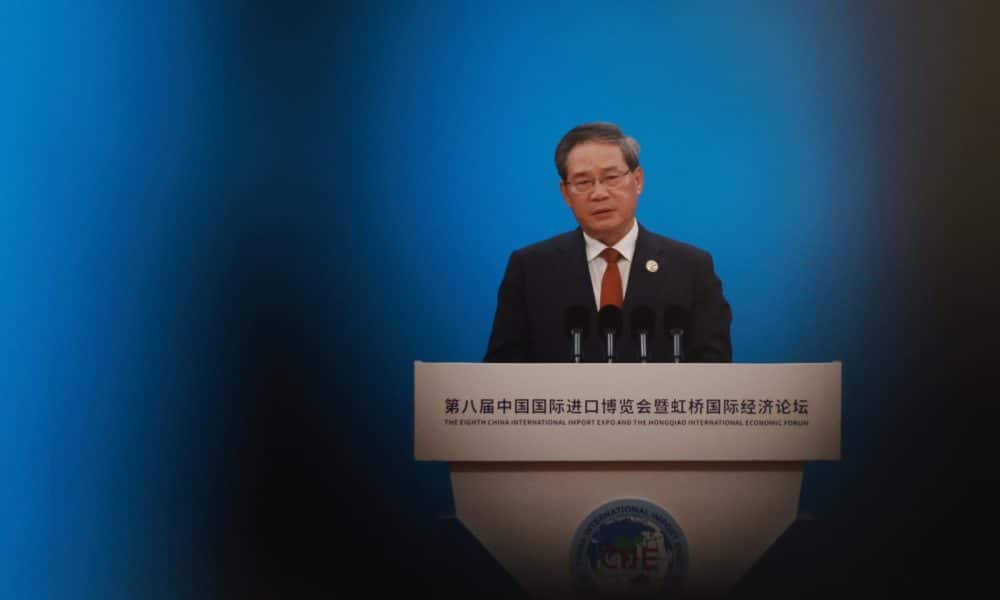 El primer ministro chino, Li Qiang, pronuncia un discurso durante la ceremonia de apertura de la 7ª Feria Internacional de Importaciones de China (CIIE) en Shanghai, China. EFE/ALEX PLAVEVSKI