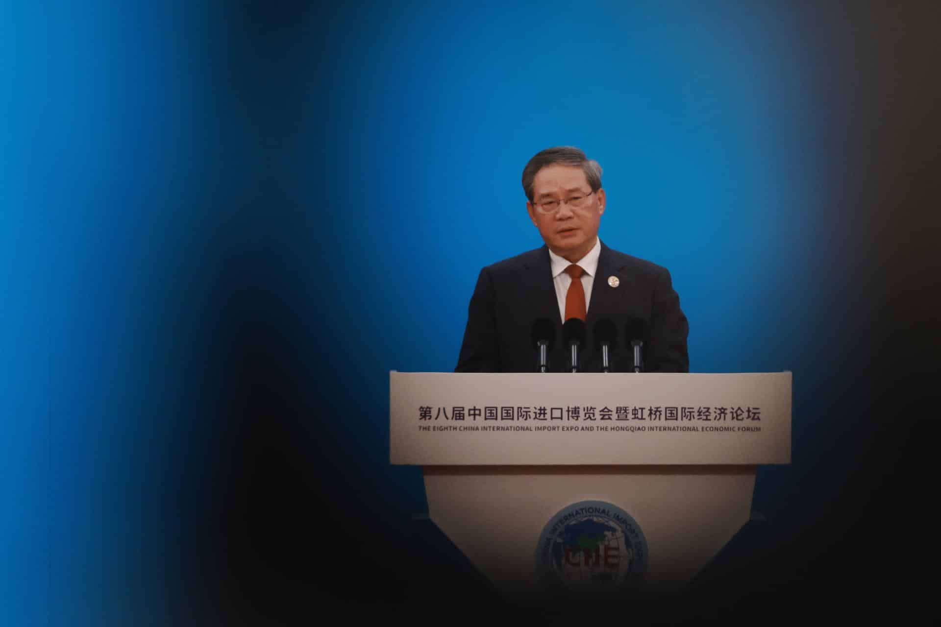 El primer ministro chino, Li Qiang, pronuncia un discurso durante la ceremonia de apertura de la 7ª Feria Internacional de Importaciones de China (CIIE) en Shanghai, China. EFE/ALEX PLAVEVSKI