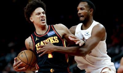 El ala-pívot de los Atlanta Hawks, Jalen Johnson (i), en acción contra el pívot de los Cleveland Cavaliers, Evan Mobley (d), durante la primera mitad de un partido de baloncesto de la NBA Cup entre los Detroit Pistons y los Atlanta Hawks en Atlanta, Georgia (EE.UU.). EFE/ERIK S. LESSER SHUTTERSTOCK OUT