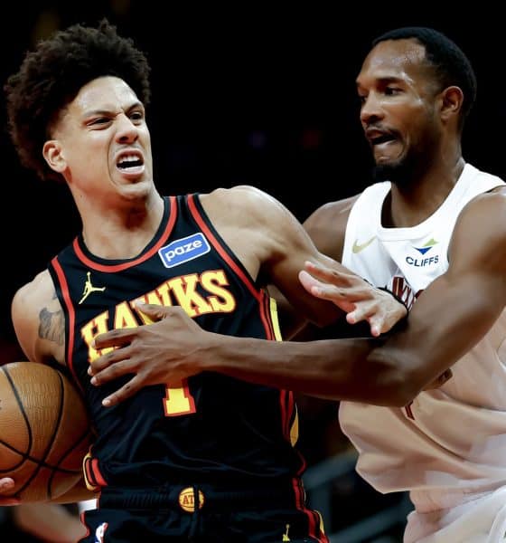El ala-pívot de los Atlanta Hawks, Jalen Johnson (i), en acción contra el pívot de los Cleveland Cavaliers, Evan Mobley (d), durante la primera mitad de un partido de baloncesto de la NBA Cup entre los Detroit Pistons y los Atlanta Hawks en Atlanta, Georgia (EE.UU.). EFE/ERIK S. LESSER SHUTTERSTOCK OUT