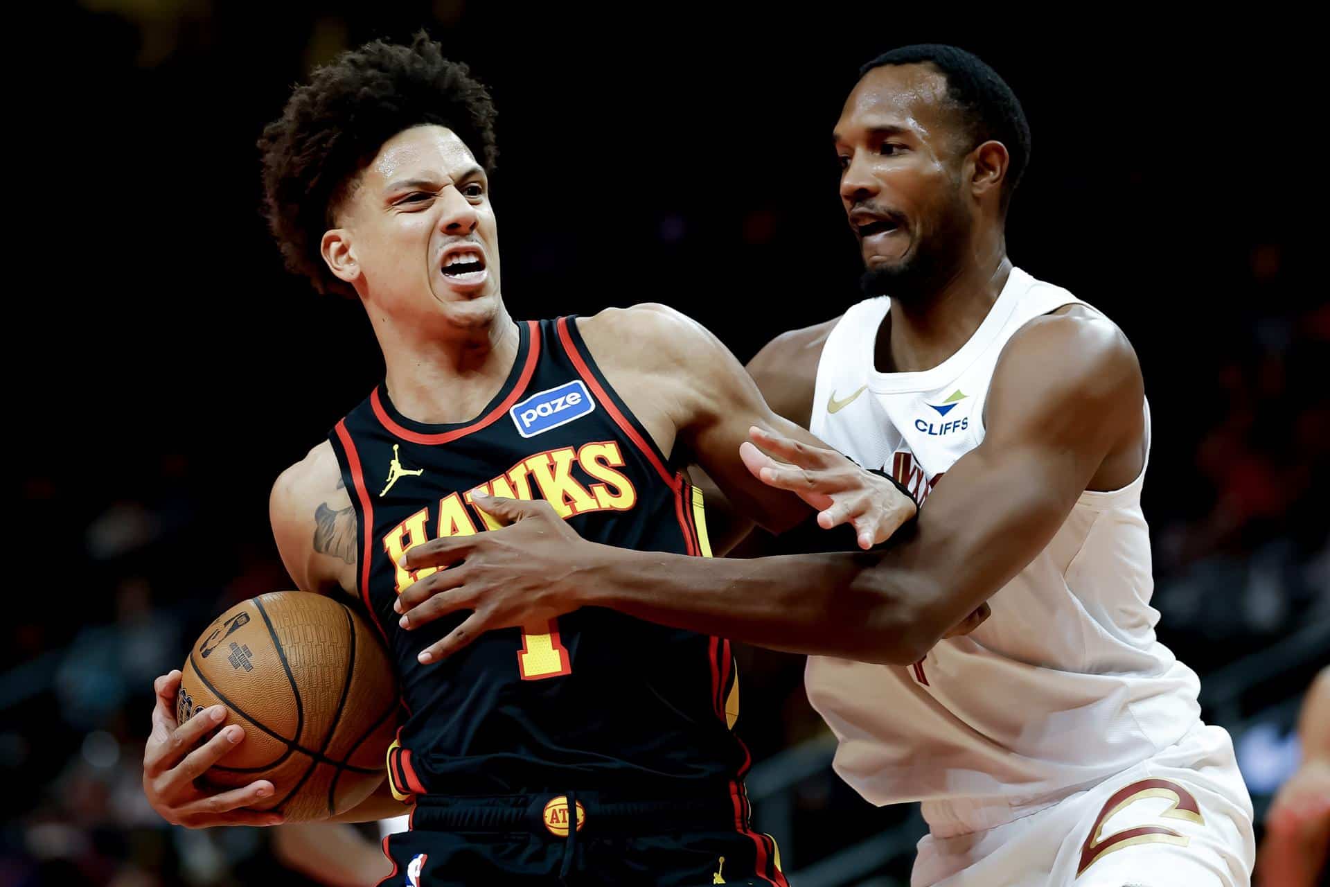 El ala-pívot de los Atlanta Hawks, Jalen Johnson (i), en acción contra el pívot de los Cleveland Cavaliers, Evan Mobley (d), durante la primera mitad de un partido de baloncesto de la NBA Cup entre los Detroit Pistons y los Atlanta Hawks en Atlanta, Georgia (EE.UU.). EFE/ERIK S. LESSER SHUTTERSTOCK OUT