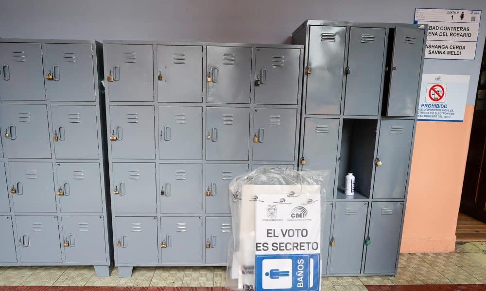 Fotografía de material electoral un día antes del referéndum, este sábado, en el colegio Benalcázar, en Quito (Ecuador). EFE/ José Jácome