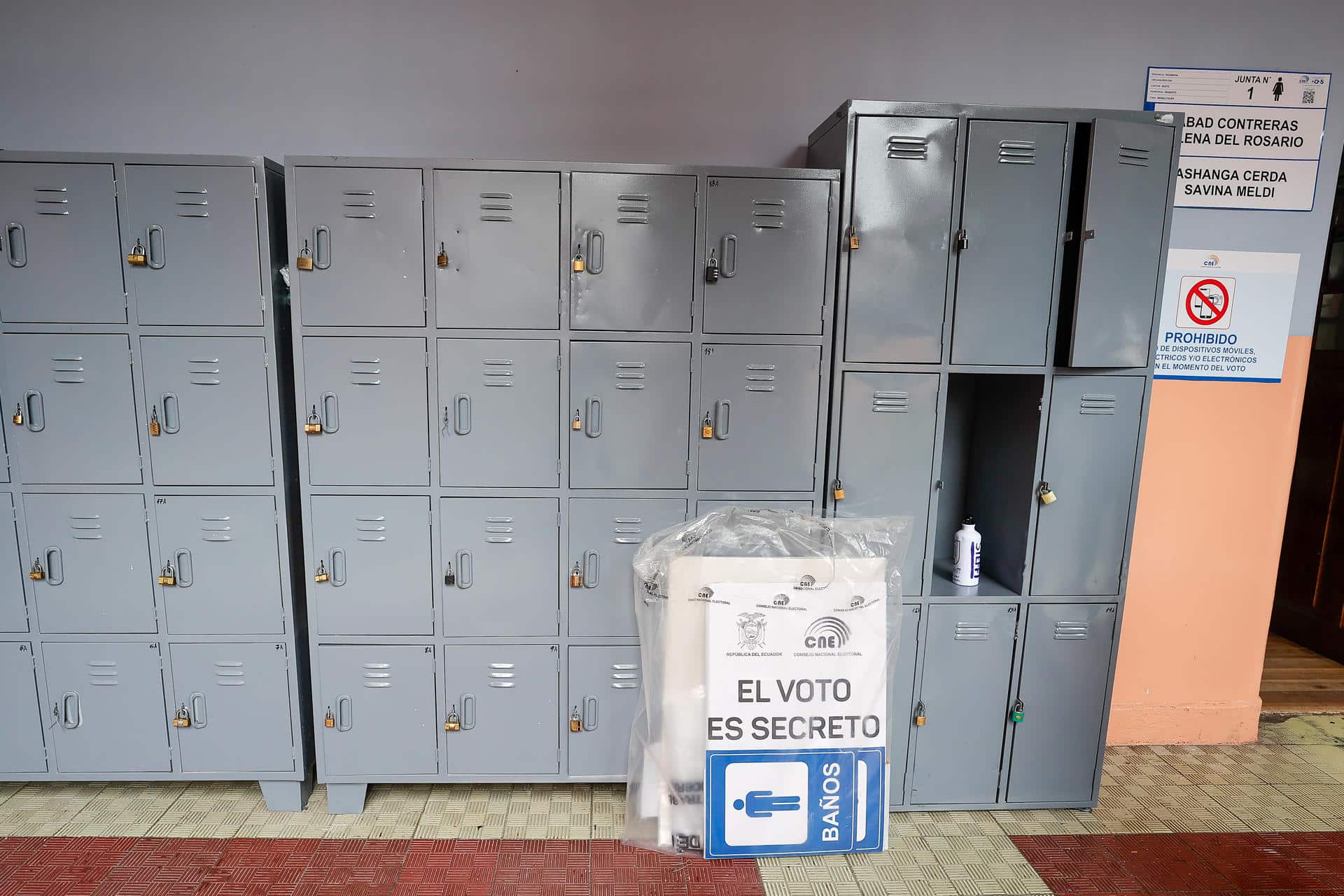 Fotografía de material electoral un día antes del referéndum, este sábado, en el colegio Benalcázar, en Quito (Ecuador). EFE/ José Jácome