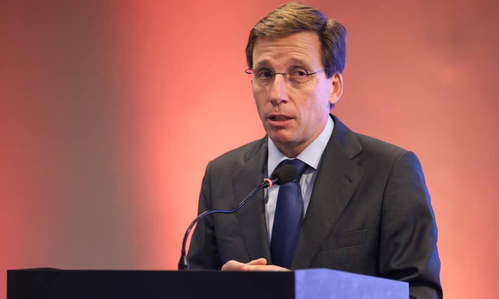 El alcalde de Madrid, José Luis Martínez Almeida, habla durante un encuentro profesional entre el sector turístico de Madrid y Buenos Aires para luego reunirse con estudiantes de la Universidad Austral este miércoles, en Buenos Aires (Argentina). EFE/ Juan Ignacio Roncoroni