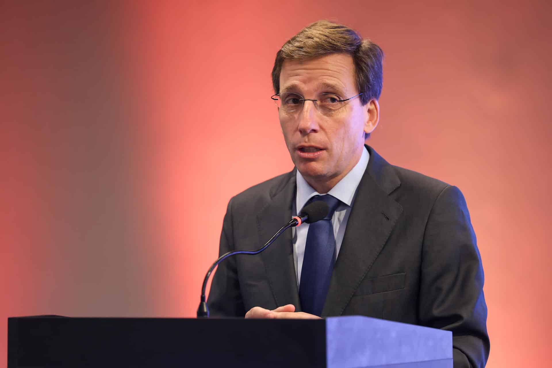 El alcalde de Madrid, José Luis Martínez Almeida, habla durante un encuentro profesional entre el sector turístico de Madrid y Buenos Aires para luego reunirse con estudiantes de la Universidad Austral este miércoles, en Buenos Aires (Argentina). EFE/ Juan Ignacio Roncoroni