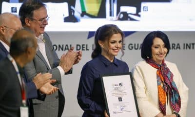 El secretario de economía de México, Marcelo Ebrad (3-i), entrega el reconocimiento 'Hecho en México' a la rectora de la Universidad de Guadalajara, Karla Planter (2-d), durante la 39 edición de la Feria Internacional del Libro de Guadalajara (FIL) este sábado, en Guadalajara, Jalisco (México). EFE/ Francisco Guasco