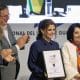 El secretario de economía de México, Marcelo Ebrad (3-i), entrega el reconocimiento 'Hecho en México' a la rectora de la Universidad de Guadalajara, Karla Planter (2-d), durante la 39 edición de la Feria Internacional del Libro de Guadalajara (FIL) este sábado, en Guadalajara, Jalisco (México). EFE/ Francisco Guasco