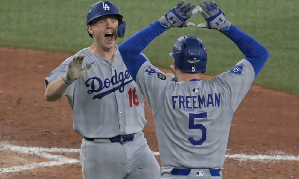 El jugador Will Smith (i) celebra con Freddie Freeman (d) tras conectar un jonrón solitario para allanar el título por segundo año consecutivo de los Dodgers de Los Angeles en la Serie Mundial decidida sobre los Azulejos este sábado en Toronto. EFE/EPA/EDUARDO LIMA