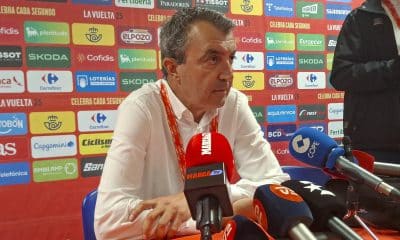 Fotografía de Carlos De Torres, en la que puede verse en una imagen de archivo del 9 de septiembre de 2025 al director de la Vuelta, Javier Guillén. EFE