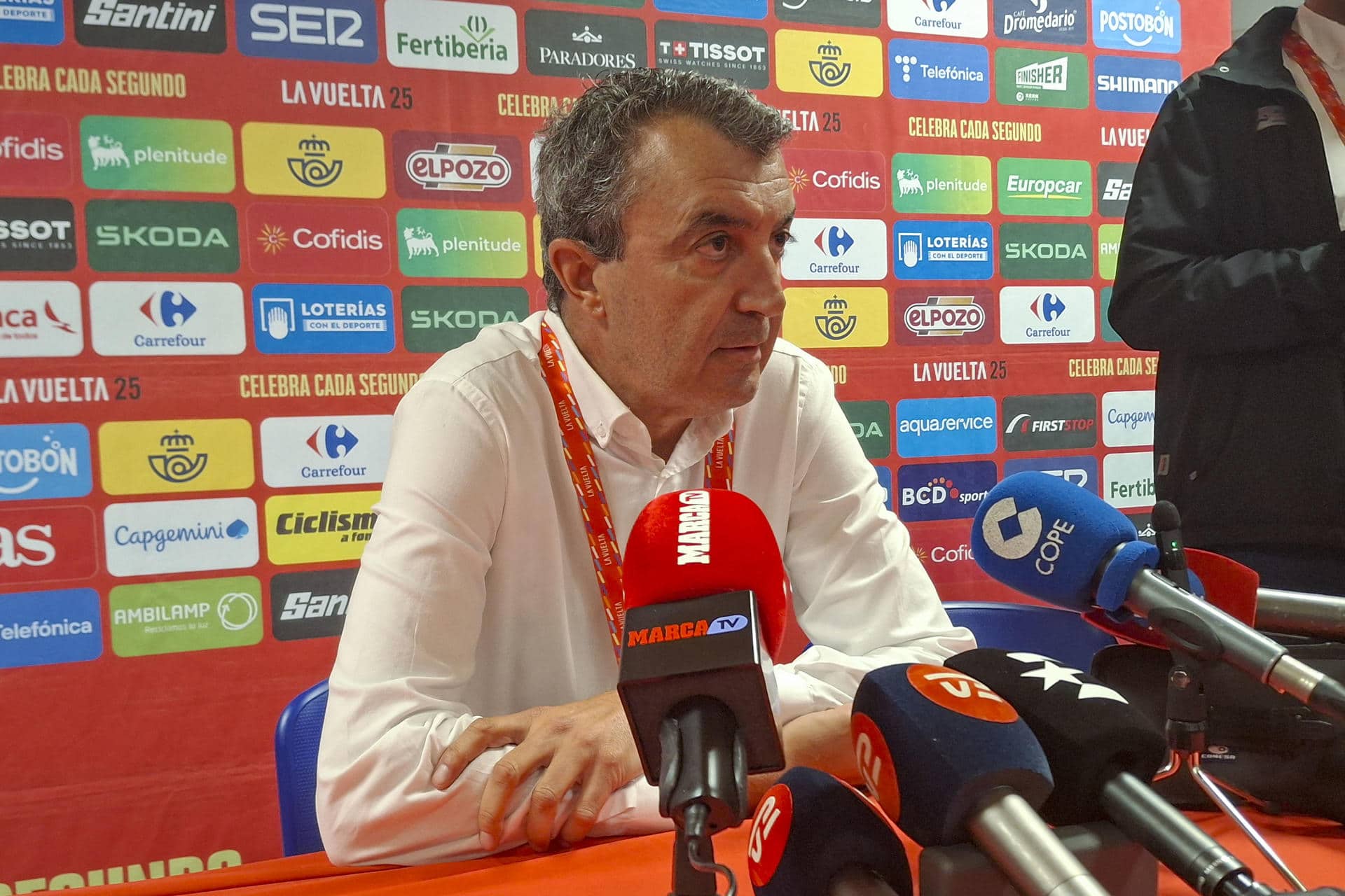 Fotografía de Carlos De Torres, en la que puede verse en una imagen de archivo del 9 de septiembre de 2025 al director de la Vuelta, Javier Guillén. EFE
