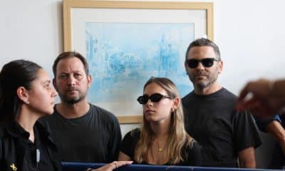 Miembros de la familia del ex abogado general del ejército Gen. Yifat Tomer-Yerushalmi esperan cerca de la entrada a una sala de audiencias durante la audiencia de prórroga de su detención en el Tribunal de Magistrados de Tel Aviv en Tel Aviv, Israel, 03 de noviembre de 2025. Tomer-Yerushalmi fue arrestada durante la noche por la policía israelí como parte de una investigación sobre la filtración de un video que muestra abuso de detenidos palestinos y otros delitos. Renunció como la abogada principal del ejército israelí el 31 de octubre después de admitir supuestamente haber autorizado la filtración. EFE/EPA/ABIR SULTAN