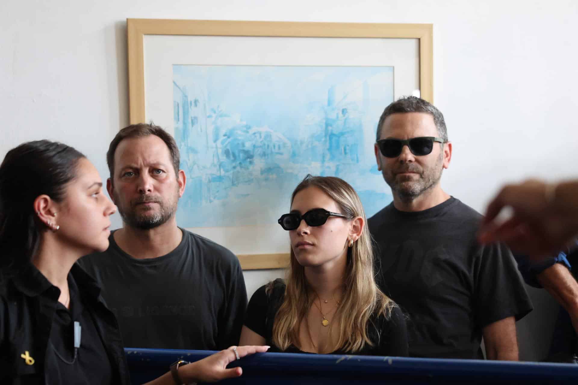 Miembros de la familia del ex abogado general del ejército Gen. Yifat Tomer-Yerushalmi esperan cerca de la entrada a una sala de audiencias durante la audiencia de prórroga de su detención en el Tribunal de Magistrados de Tel Aviv en Tel Aviv, Israel, 03 de noviembre de 2025. Tomer-Yerushalmi fue arrestada durante la noche por la policía israelí como parte de una investigación sobre la filtración de un video que muestra abuso de detenidos palestinos y otros delitos. Renunció como la abogada principal del ejército israelí el 31 de octubre después de admitir supuestamente haber autorizado la filtración. EFE/EPA/ABIR SULTAN