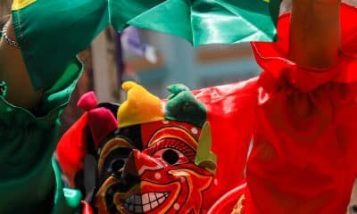 Una persona con disfraz de Pepino se manifiesta este lunes, en La Paz (Bolivia). EFE/ Gabriel Márquez