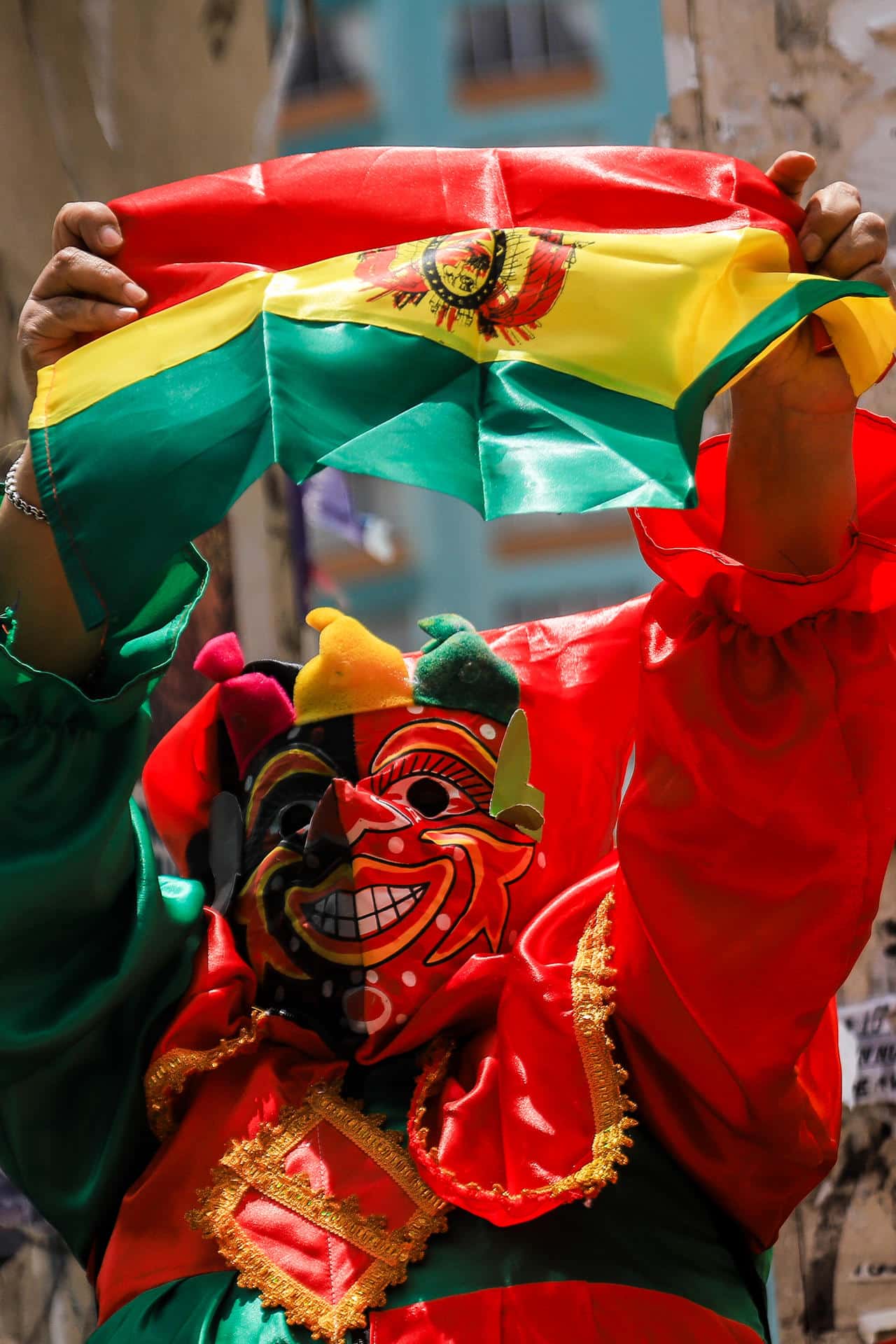Una persona con disfraz de Pepino se manifiesta este lunes, en La Paz (Bolivia). EFE/ Gabriel Márquez
