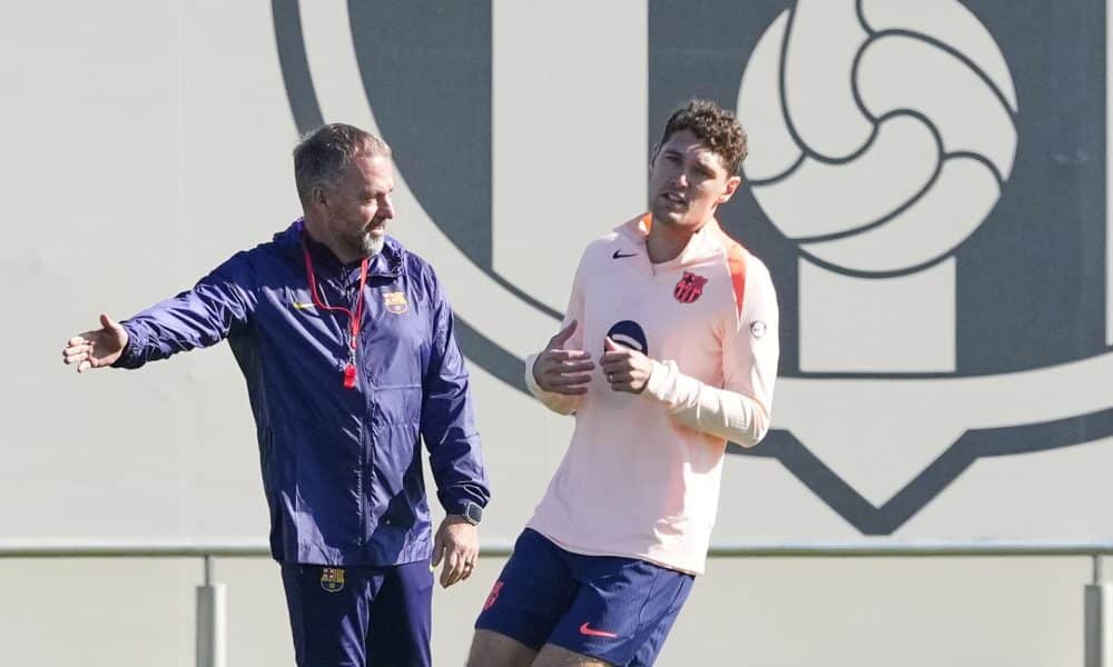 El defensa de FC Barcelona Andreas Christensen, junto al técnico Hansi Flick, en un entrenamiento de la primera plantilla azulgrana. EFE/Alejandro García
