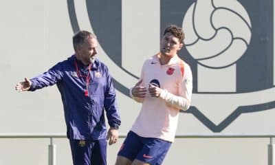 El defensa de FC Barcelona Andreas Christensen, junto al técnico Hansi Flick, en un entrenamiento de la primera plantilla azulgrana. EFE/Alejandro García