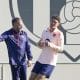 El defensa de FC Barcelona Andreas Christensen, junto al técnico Hansi Flick, en un entrenamiento de la primera plantilla azulgrana. EFE/Alejandro García