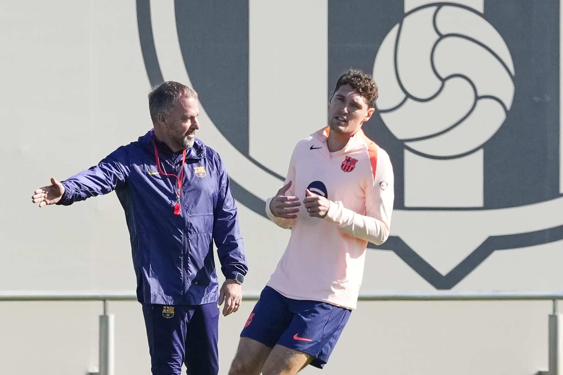 El defensa de FC Barcelona Andreas Christensen, junto al técnico Hansi Flick, en un entrenamiento de la primera plantilla azulgrana. EFE/Alejandro García