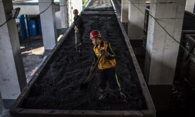 Fotografía de archivo de trabajadores chinos cargando un tren de carbón.
EPA/ROMAN PILIPEY