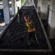 Fotografía de archivo de trabajadores chinos cargando un tren de carbón.
EPA/ROMAN PILIPEY