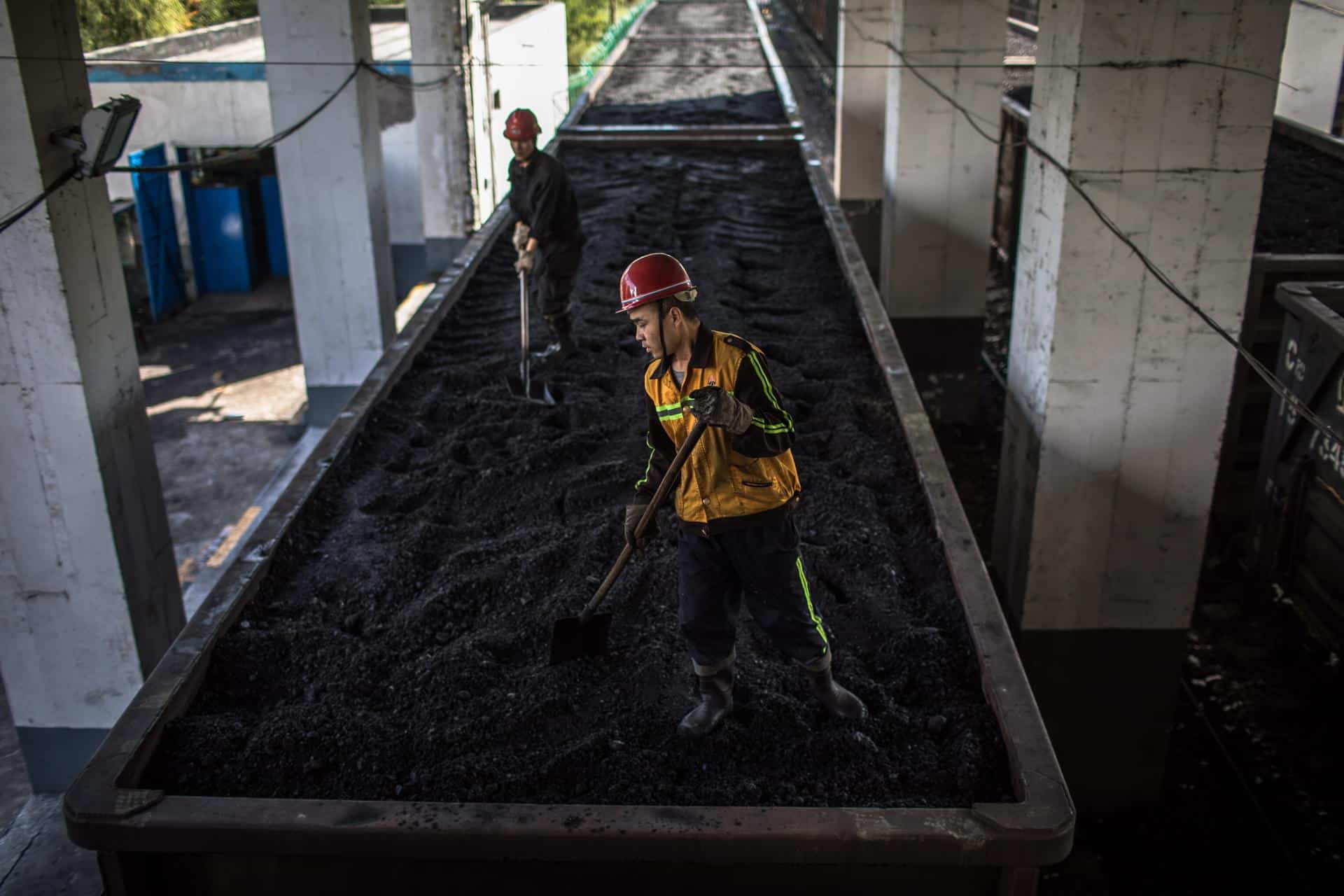 Fotografía de archivo de trabajadores chinos cargando un tren de carbón.
EPA/ROMAN PILIPEY